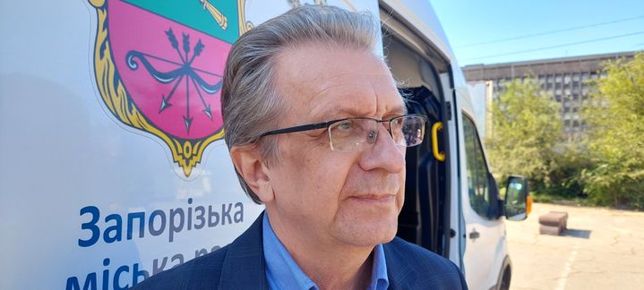 Yevgheni Toulochev, le chef du département de contrôle de prise en charge des situations d'urgence à Zaporijjia, devant le laboratoire mobile. (BENJAMIN ILLY / RADIO FRANCE)