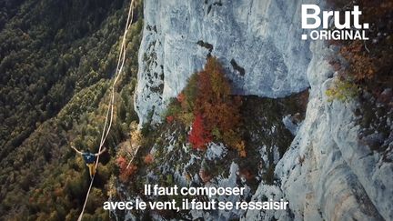 Pour affronter leur peur du vide, certains font des thérapies. Nathan Paulin, lui, marche sur une sangle accrochée à 300 mètres de haut.