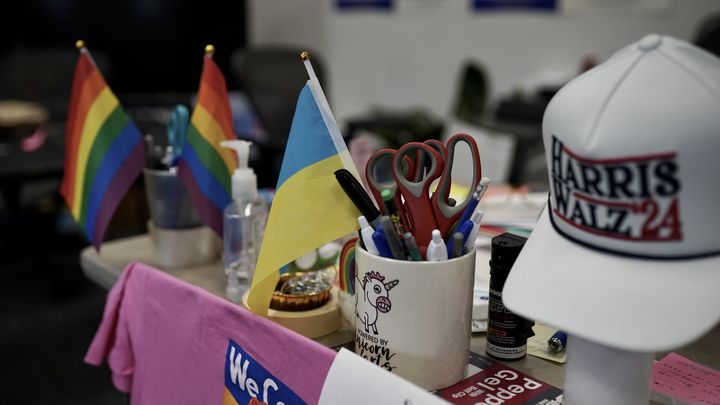 Un drapeau de l'Ukraine déposé sur un bureau au siège de la campagne démocrate dans le comté de Luzerne, en Pennsylvanie (États-Unis), le 29 octobre 2024. (PIERRE-LOUIS CARON / FRANCEINFO)