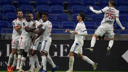 Les Lyonnais célèbrent la victoire face à l'ASSE (JEAN-PHILIPPE KSIAZEK / AFP)