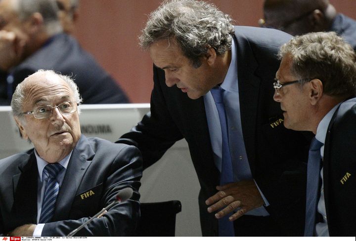 Le pr&eacute;sident de la Fifa, Sepp Blatter (&agrave; gauche), son secr&eacute;taire g&eacute;n&eacute;ral,&nbsp;J&eacute;r&ocirc;me Valcke (&agrave; droite), et le pr&eacute;sident de l'UEFA, Michel Platini, le 29 mai 2015 au congr&egrave;s de la Fifa &agrave; Zurich (Suisse). (WALTER BIERI / AP / SIPA)