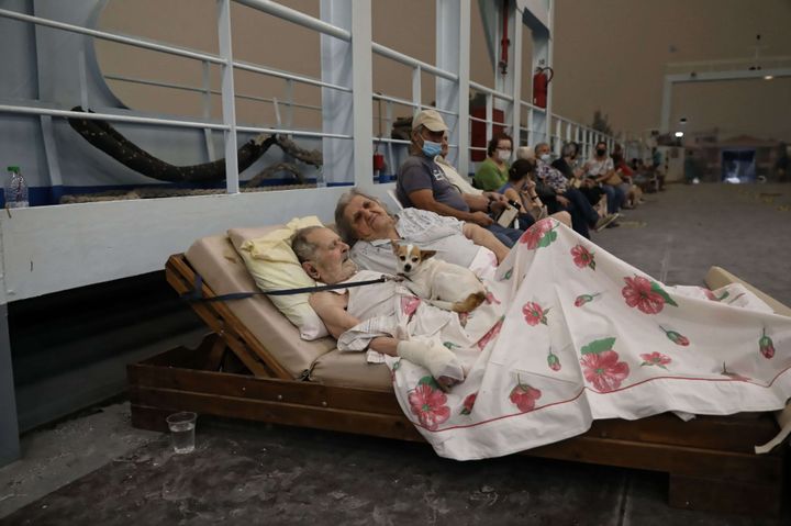 Les résidents locaux sont évacués sur un ferry du nord de l'île d'Eubée, en Grèce, le 8 août 2021. (INTIME NEWS/ATHENA PICTURES/SHUT/SIPA / SHUTTERSTOCK / AFP)