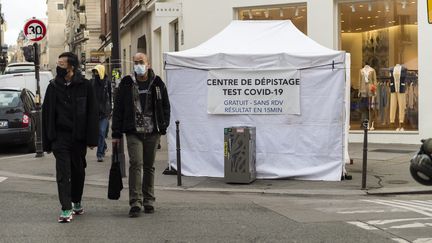 Une tente de dépistage au Covid-19, à Paris, le 17 février 2021. (MAGALI COHEN / HANS LUCAS)