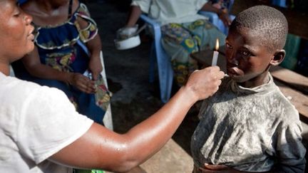 Un garçon accusé d'être un «enfant sorcier» est exorcisé dans une église à Kinshasa.

Des milliers de nouvelles sectes chrétiennes fondamentalistes s'enrichissent en proposant de les identifier. L'Angola est aussi victime de cette croyance. (AFP PHOTO / GWENN DUBOURTHOUMIEU )