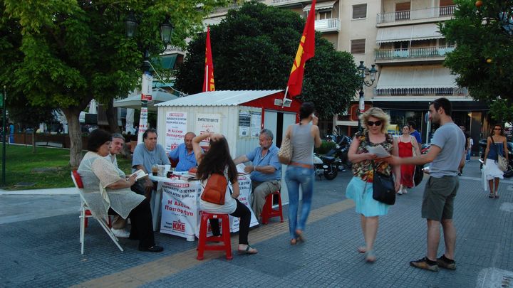 A Kallith&eacute;a, dans la banlieue d'Ath&egrave;nes, les militants du parti communiste tractent et discutent autour d'un caf&eacute; frapp&eacute;.&nbsp; (JULIE RASPLUS / FTVI)