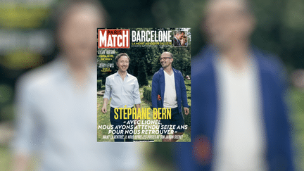 La couverture de "Paris Match", le 24 août 2017, avec Stéphane Bern et son compagnon en couverture. (PARIS MATCH)