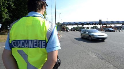 Un gendarme posté près d'un péage (archives) (AFP / Denis Charlet)