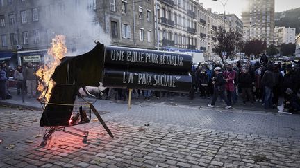 Ils étaient 200 à 300 manifestants réunis sur la place Albert Thomas, avant que le cortège se réduise dans la journée (le 22 octobre 2016). (JEAN-PHILIPPE KSIAZEK / AFP)