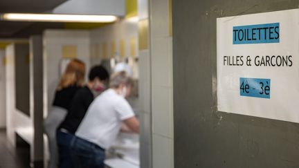 Les toilettes du Collège Henri de Navarre, à Coutras, près de Bordeaux. Image d'illustration. (DAVID THIERRY / MAXPPP)