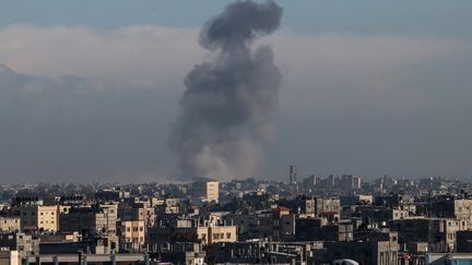 Des combats à Khan Younès, dans la bande de Gaza, le 30 janvier 2024. (ABED RAHIM KHATIB / ANADOLU / AFP)