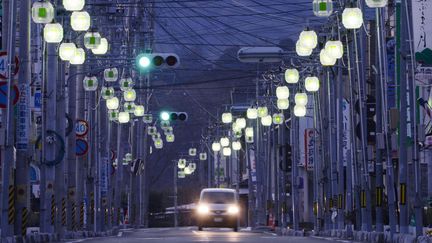 Une rue commer&ccedil;ante vide &agrave; la tomb&eacute;e de la nuit, &agrave; Minamisoma, janvier 2014. (  MAXPPP)