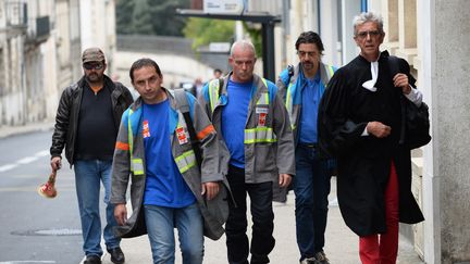 &nbsp;Vincent Labrousse, au premier plan, des employés de GM&amp;S et leur avocat, le 4 septembre 2017 à Poitiers (Vienne).&nbsp; (GUILLAUME SOUVANT / AFP)