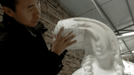 Li Hongbo avec une de ses sculptures
 (France2/culturebox)