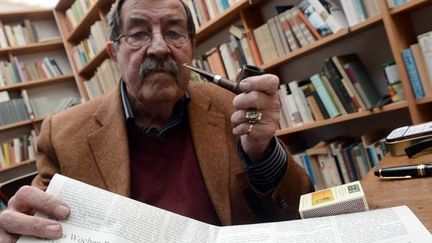 Le prix Nobel de littérature Günter Grass et son poème polémique, paru dans Süddeutsche Zeitung
 (Marcus Brandt / AFP)