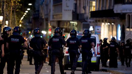 La police&nbsp;patrouille sur La Rambla, à Barcelone (Espagne), où un van a foncé dans la foule le 17 août 2017. (STRINGER / REUTERS)