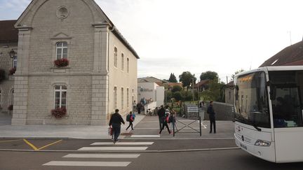 Devant l'école de de Mignovillard (Jura), le 4 septembre 2017. (PHILIPPE TRIAS / MAXPPP)