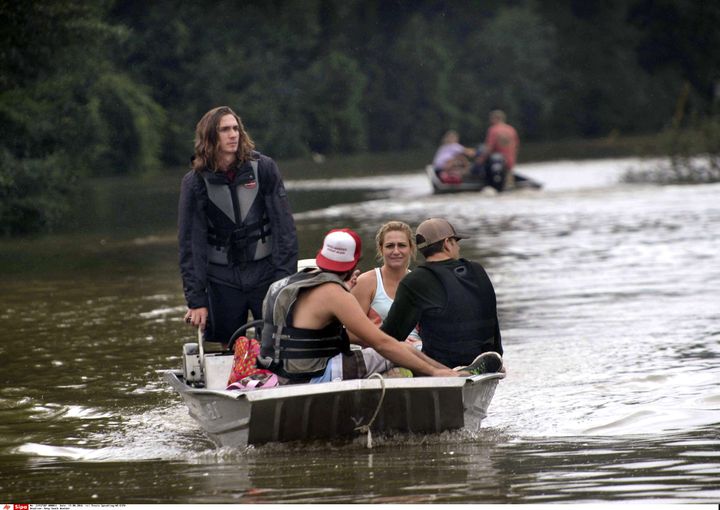 Des habitants de la périphérie de Baton Rouge sont secourus, le 13 août 2016.&nbsp; (TRAVIS SPRADLING / SIPA)