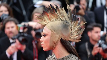 Venu assister à la projection de "Indiana Jones et le cadran de la destinée", l'artiste Bilal Hassani a subjugué les photographes avec une tenue très originale et sa coiffe à plumes comme échappés d'un autre espace-temps. (ANDREAS RENTZ / GETTY IMAGES EUROPE)