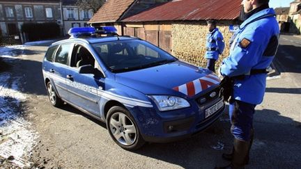 Gendarmes en faction devant la maison de la mère de la fillette de 4 ans à Glos-la-Ferrière (Orne) (AFP PHOTO KENZO TRIBOUILLARD)