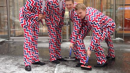 A l'inverse, les membres de l'&eacute;quipe de curling de Norv&egrave;ge promettent de ne pas passer inaper&ccedil;us &agrave; Sotchi, avec comme &agrave; leur habitude un uniforme bariol&eacute;. La tenue a d&eacute;j&agrave; une page Facebook en son honneur, avec plus de 500 000 fans. (CASSIE KOVACEVICH / AP / SIPA)