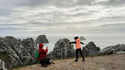 Des touristes franciliens se photographient sur la pointe de Pen Hir (Finistère). (BENJAMIN  ILLY / FRANCE-INFO)