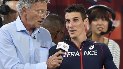 L'athl&egrave;te fran&ccedil;ais Pierre-Ambroise Bosse au micro de Nelson Monfort, le 23 ao&ucirc;t 2015 aux championnats du monde d'athl&eacute;tisme, &agrave; P&eacute;kin (Chine). (JULIEN CROSNIER / DPPI MEDIA / AFP)