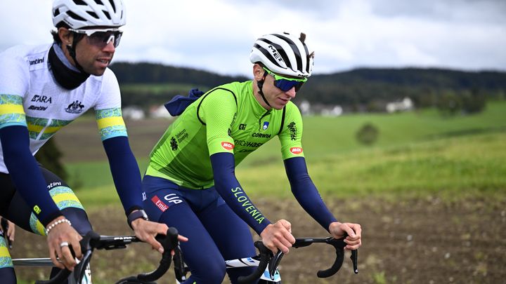 Tadej Pogacar (à droite) à l'entraînement avant les Mondiaux en compagnie de son ami, l'Australien Michael Matthews, le 27 septembre à Zurich (Suisse). (JASPER JACOBS / AFP)