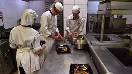 Des apprentis en cuisine. Photo d'illustration. (CHRISTOPHE ARCHAMBAULT / AFP)