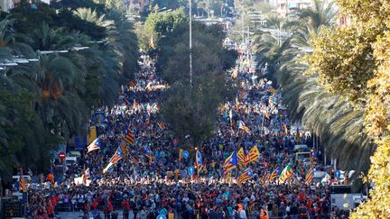 Les manifestants indépendantistes, le 26 octobre 2019, à Barcelone. (ALBERT GEA / REUTERS)