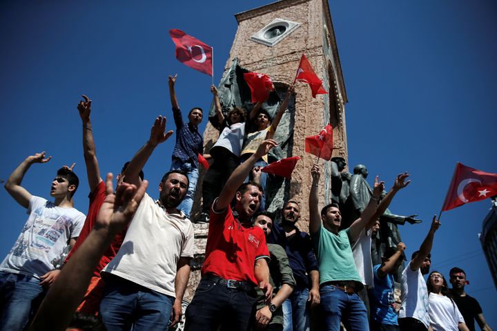 Des partisans de Erdogan manifestent à Istanbul (Turquie), le 16 juillet 2016. (ALKIS KONSTANTINIDIS / REUTERS)