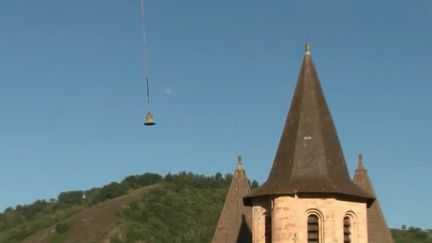 En Aveyron s'est déroulé une opération exceptionnelle ce mercredi 18 juillet au matin autour de l'abbaye Sainte-Foy de Conques. Trois des quatre cloches de l'édifice ont été emportées par un hélicoptère. Une mission de restauration très délicate.&nbsp; (FRANCE 2)