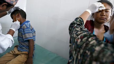 Des victimes du s&eacute;isme re&ccedil;oivent des soins &agrave; l'h&ocirc;pital de Dhading Besi (N&eacute;pal), le 27 avril 2015. (ATHIT PERAWONGMETHA / REUTERS )