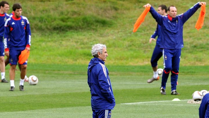 Le sélectionneur Raymond Domenech, à l'entraînement de l'équipe de France de football lors de la Coupe du monde 2010, à Knysna, en Afrique du Sud, le 21 juin. (PATRICK HERTZOG / AFP)