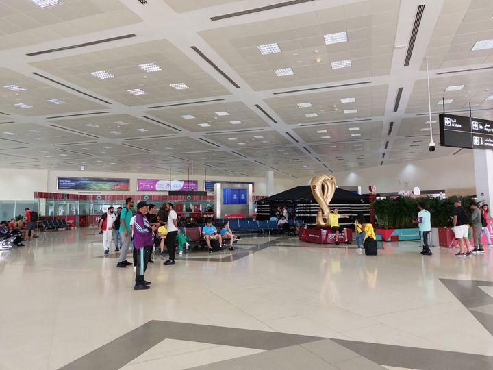 Une réplique de la Coupe du monde trône dans le hall de l'aéroport international de Doha (Qatar), le 2 décembre 2022. (PIERRE GODON / FRANCEINFO)