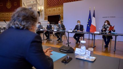 Au ministère de l'Intérieur, Gérald Darmanin, ministre de l'Intérieur, Eric Dupont-Moretti, ministre de la Justice et Roxana Maracineanu, ministre déléguée aux Sports, ont reçu les représentants de la Ligue de football professionnel (LFP et de la Fédération française de football (FFF), le 23 novembre 2021. (JULIEN DE ROSA / AFP)