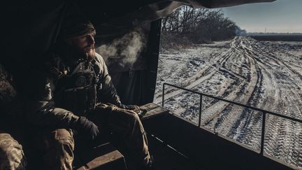 Un soldat ukrainien dans un camion près de Bakhmout, dans l'est de l'Ukraine, le 8 janvier 2023. (DIEGO HERRERA CARCEDO / ANADOLU AGENCY / AFP)