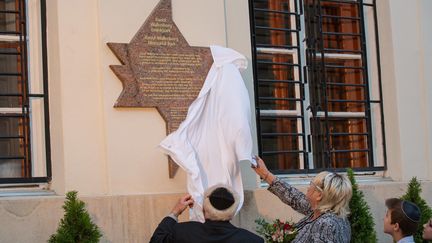 &nbsp; (Inauguration d'une plaque commemorative de l'holocauste à Budapest, le 10 septembre 2012 © Maxppp)