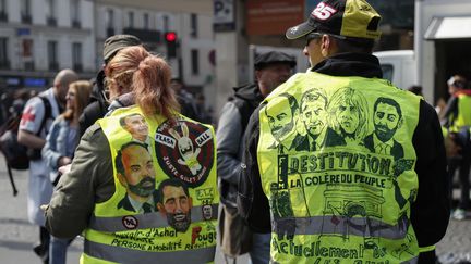 Deux "gilets jaunes" attendent le début de la manifestation à Montparnasse, à Paris, le 1er mai 2019. (ZAKARIA ABDELKAFI / AFP)