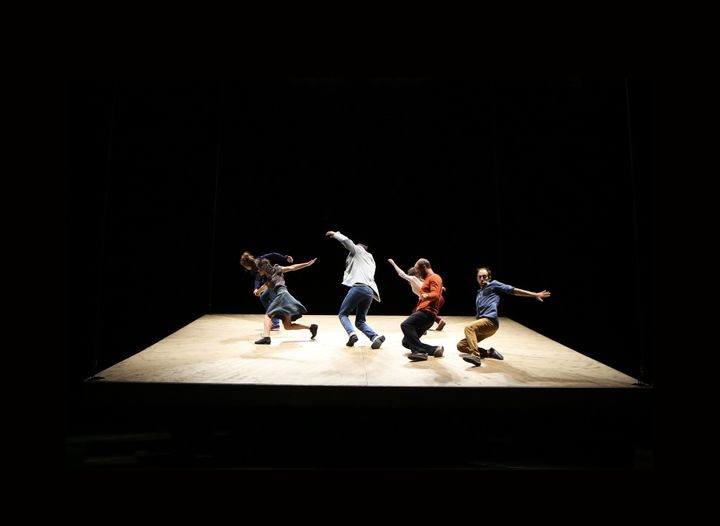 Un plancher de bois  qui se dérobe sous les pieds des danseurs
 (Biennale de la danse / Cie Yoann Bourgeois )