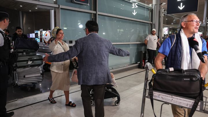 Des Français rapatriés d'Israël arrivent à l'aéroport de Roissy-Charles-de-Gaulle, près de Paris, le 12 octobre 2023. (MEHDI FEDOUACH / AFP)