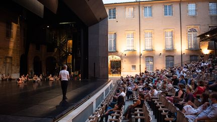 Une représentation du Lac des cygnes au théâtre de l'Archevêché à&nbsp;Aix-en-Provence le 23 juillet 2020. (CLEMENT MAHOUDEAU / AFP)