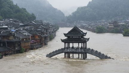 Un pont inond&eacute; dans l'ancienne ville de Fenghuang (Chine), le 15 juillet 2014. (AFP)