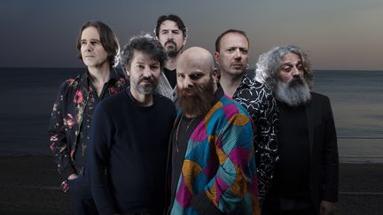 Au premier plan, Thomas de Pourquery, entouré de ses amis de Supersonic. De gauche à droite : Edward Perraud, Laurent Bardainne, Arnaud Roulin, Fabrice Martinez, Frederick Galiay (FLORIANE DE LASSÉE / NICOLAS HENRY)