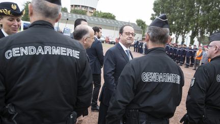 François Hollande saluant les hommes de la gendarmerie lors d'un déplacement à Calais le 26 septembre dernier.&nbsp; (  / MAXPPP)