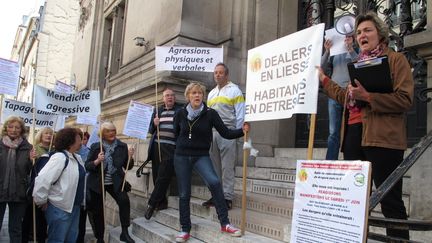 Des habitants du 10e arrondissement manifestent le 1er juin 2013, &agrave; Paris, contre l'ouverture d'une salle de shoot dans leur quartier. (MAXPPP)