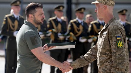 Volodymyr Zelensky félicite les soldats ukrainiens à Kiev, le 28 juillet 2023. (HANDOUT / UKRAINIAN PRESIDENTIAL PRESS SER / AFP)