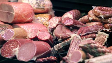 Les nitrites et nitrates, parfois signalés sur l'étiquette sous les codes E249, E250, E251 et E252, sont surtout utilisés dans la charcuterie (jambon, saucisses, pâtés, etc.) (DANIEL ROLAND / AFP)