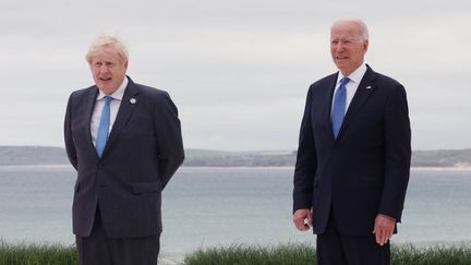 Boris Johnson et Joe Biden lors du sommet du G7 à&nbsp;Cornwall, au Royaume-Uni, le 11 juin 2021. (YOMIURI / AFP)