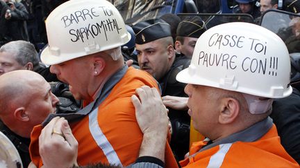 Les forces de l'ordre repoussent des salari&eacute;s d'ArcelorMittal de Florange (Moselle) du secteur du QG de campagne de Nicolas Sarkozy, &agrave; Paris, le 15 mars 2012. (THOMAS SAMSON / AFP)