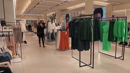 Les vêtements vendus sur certains sites internet pourraient bientôt être plus chers. Les députés examinent l'idée d'une taxe sur les produits issus de la fast fashion, jugés trop polluants.